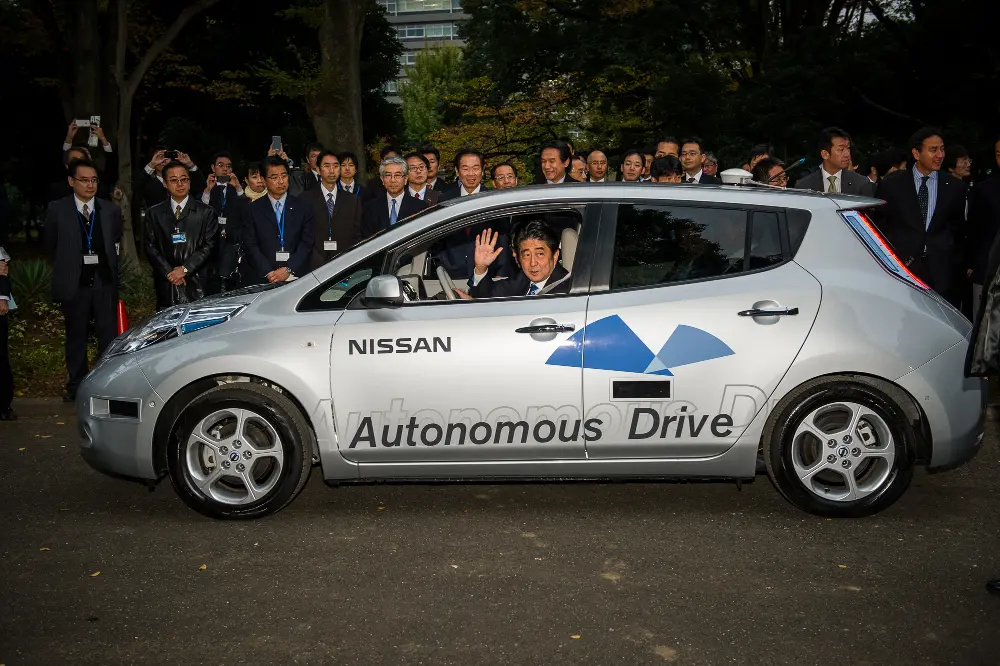 Nissan LEAF con guida autonoma sul suolo pubblico col Primo Ministro Giapponese
