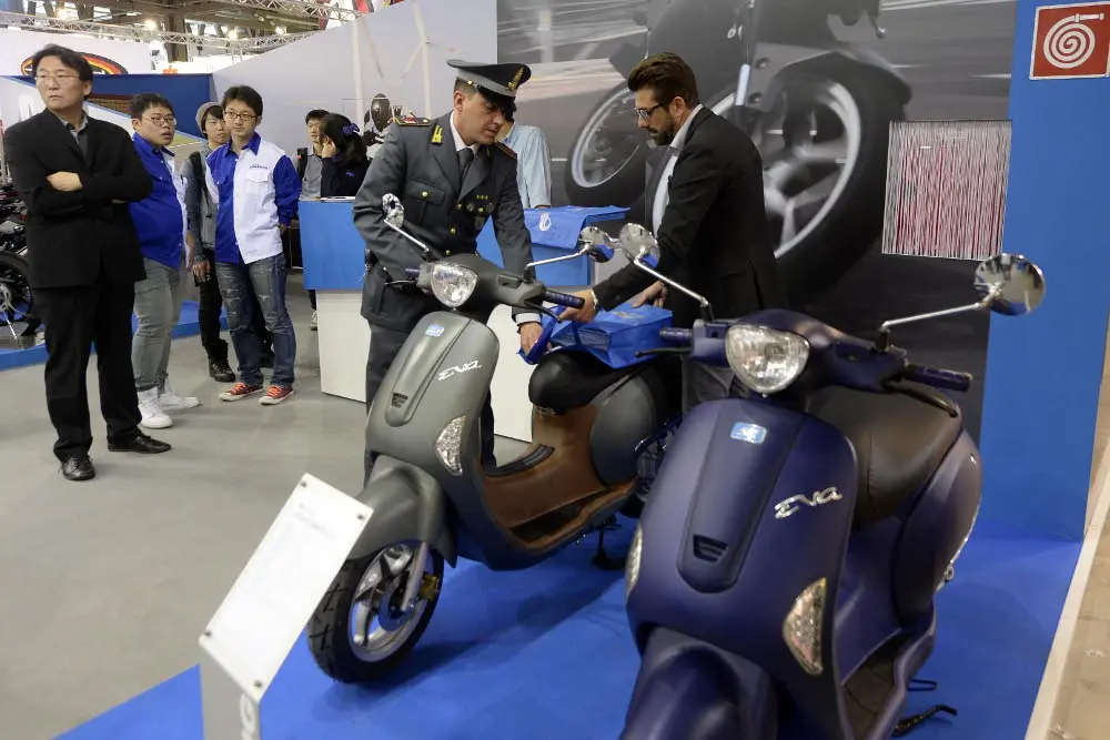 Eicma 2013: sequestrate 11 imitazioni di Vespa
