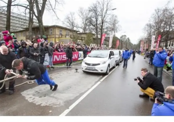 Record mondiale: l'uomo più forte del mondo trascina 12 Nissan Note