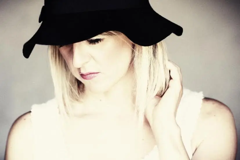 Cassandra Raffaele presenta dal vivo il disco d'esordio nella splendida cornice del Memo Restaurant