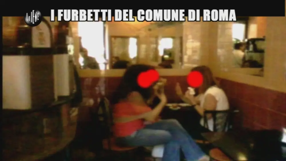 Le Iene filmano alcuni dipendenti del Comune di Roma che timbrano e si allontanano