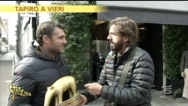 Striscia la notizia, Tapiro d’oro a Bobo Vieri: "Non gioco a poker. Non so che dirti"