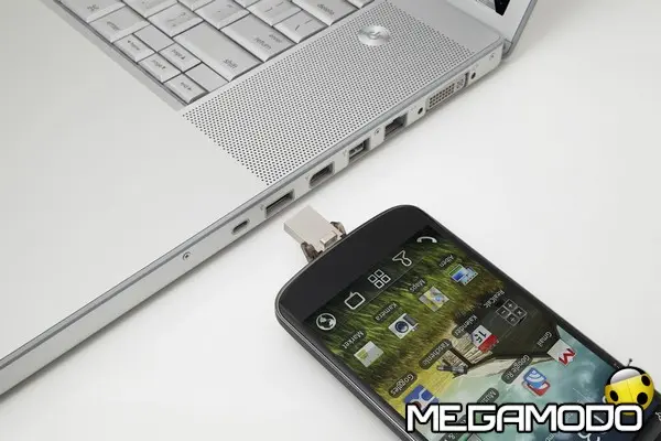 datatraveler microduo usage image dtduo cellphone laptop2 28 02 2014 00 00