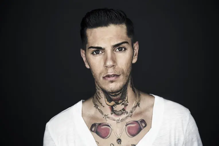 Il Mercurio Tour di Emis Killa realizza i primi sold out e da domani in radio il nuovo singolo