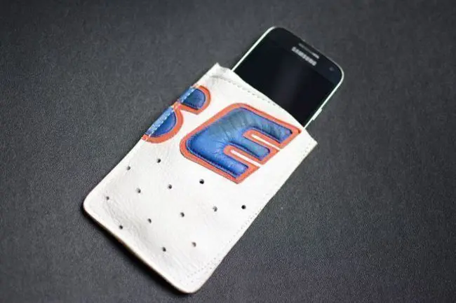 Moto-re-cycling by Dainese e Regenesi, accessori creati dalla pelle delle tute dei piloti