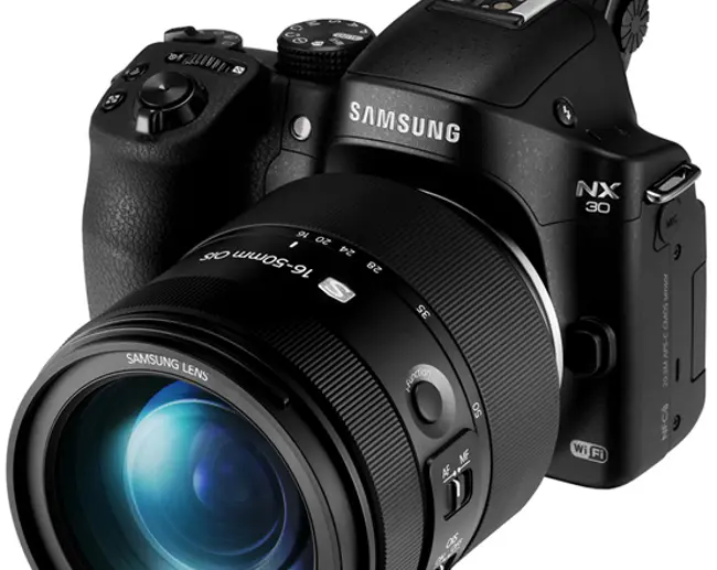 Samsung NX30, tecnologie all'avanguardia in un corpo compatto