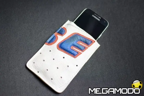 porta smartphone con pelle rigenerata dainese by regenesi