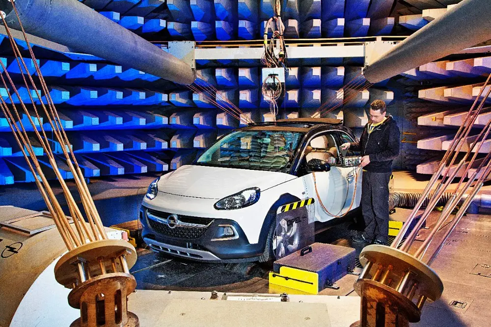 Opel Adam Rocks al test elettromagnetico: libero da interferenze