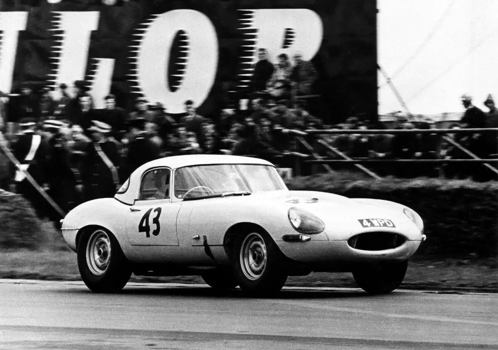 Jaguar sta costruendo sei nuove E-types “Lightweight” 