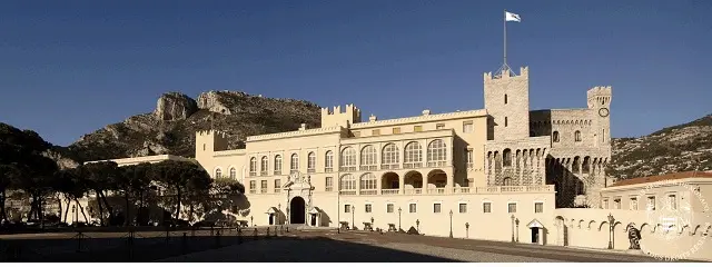 Louis Vuitton presenta per la prima volta la Collezione Cruise a Monaco