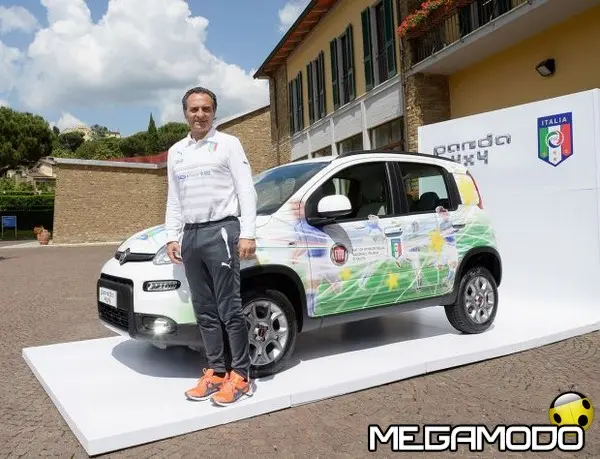 Una Fiat Panda 4x4 con una particolare livrea augura buon viaggio agli Azzurri 