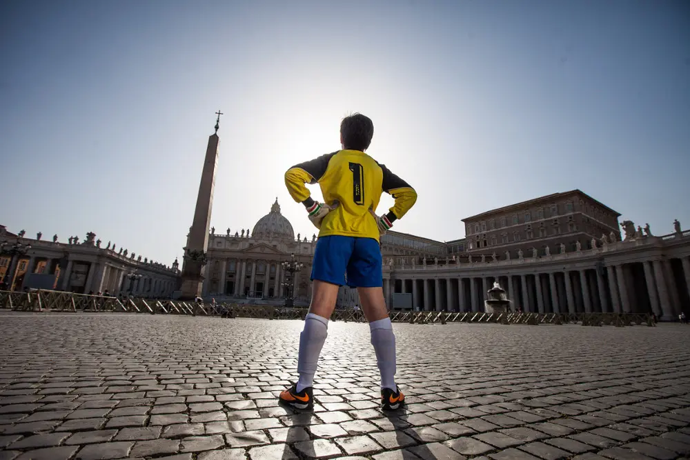 Papa Francesco abbraccia gli sportivi italiani 