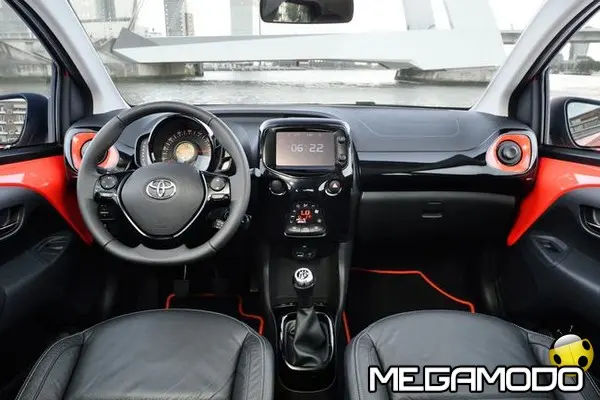 2014 aygo dpl int 01 mid