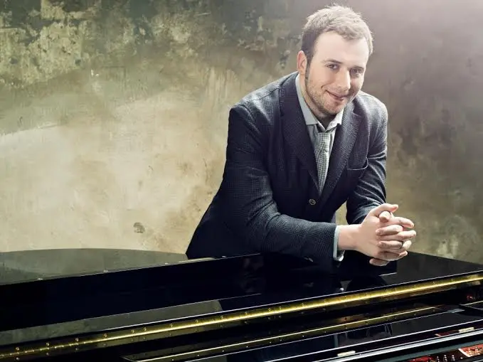 Raphael Gualazzi inaugura la settimana della moda di Milano