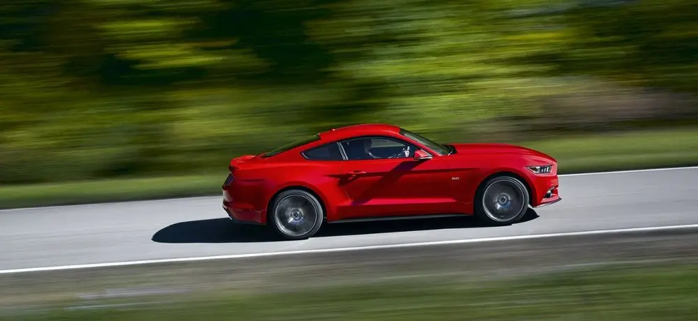 Ford Mustang svela la sua potenza: 310 cavalli per l’EcoBoost 2.3 e 435 per il V8 5.0