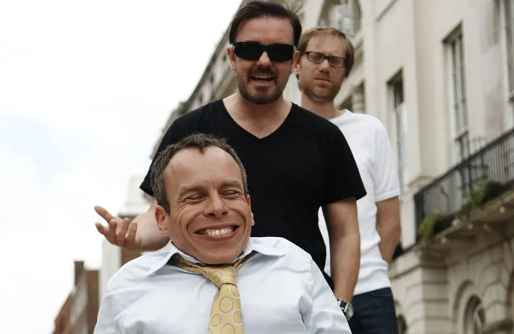 "Life’s too Short" su Sky: la serie comica con Warwick Davis, il nano più celebre del cinema
