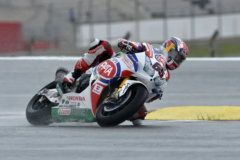 Tom Sykes e Jonathan Rea vincono sui saliscendi di Portimão con gli pneumatici Pirelli