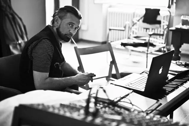 John De Leo torna sulle scene, il 7 ottobre, con il nuovo album di inediti "Il Grande Abarasse"