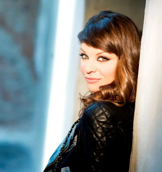 Alessandra Amoroso: Amore Puro festeggia 45 settimane in classifica con la top ten