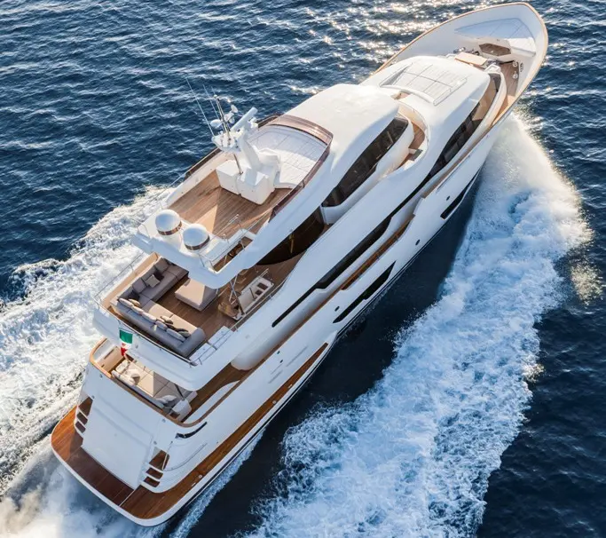 Ferretti Custom Line Navetta 28, una villa sul mare