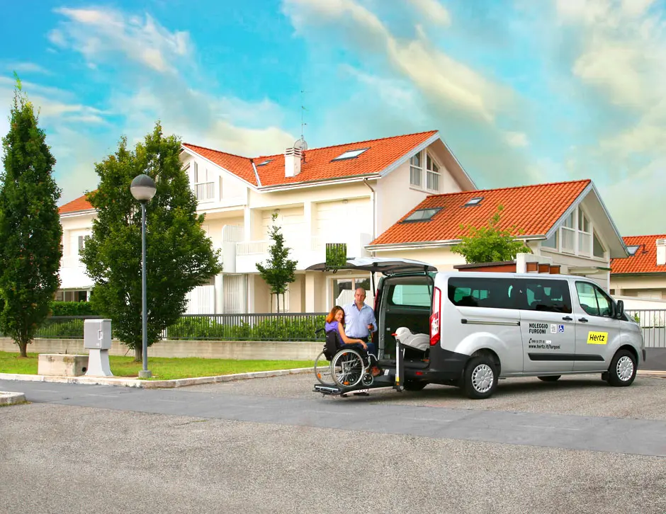 Transit Custom "Easy Mover": da Ford e Hertz un veicolo a noleggio per passeggeri disabili