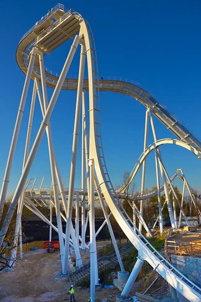 Gardaland: completato il tracciato delle nuove montagne russe con caduta in picchiata verticale