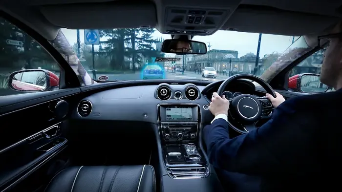 Jaguar Land Rover: la ricerca sui "montanti trasparenti " e sulla navigazione "follow me con ghost car"