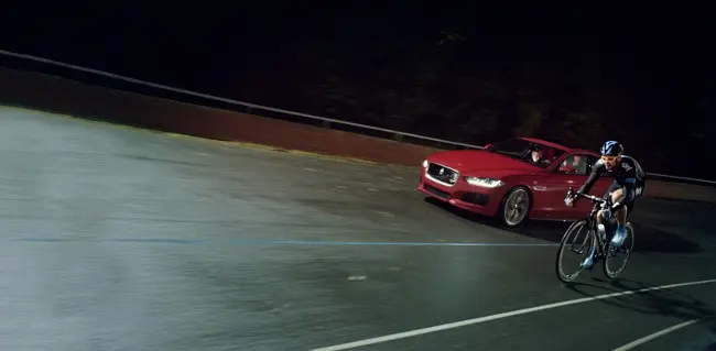 Sir David Brailsford analizza come la Jaguar XE ridefinisca il concetto delle berline sportive