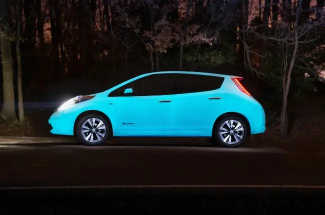 Nissan Leaf diventa fluorescente