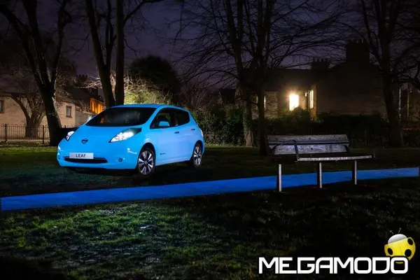 Nissan Leaf diventa fluorescente - foto 1