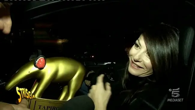 Tapiro d’oro con cuffie a Ilaria D’Amico per i presunti “rumori molesti” in camera da letto