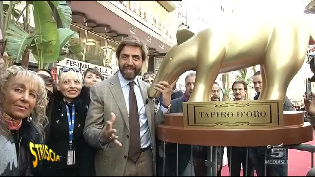 Valerio Staffelli a Sanremo con un Tapiro d’oro gigante per la dirigenza della Rai