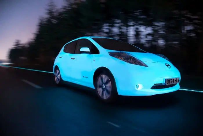 Nissan LEAF: l'auto fluorescente che percorre un'autostrada luminescente