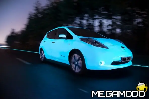 Nissan LEAF: l'auto fluorescente che percorre un'autostrada luminescente