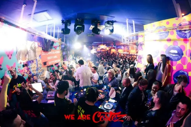 Mauro Ferrucci, Gianluca Motta, dj Giovi e Ale Maestri fanno ballare il Costez di Cazzago 