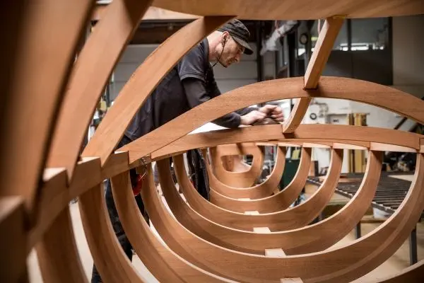 Alfredo Häberli insieme al team del Design BMW per una particolare installazione