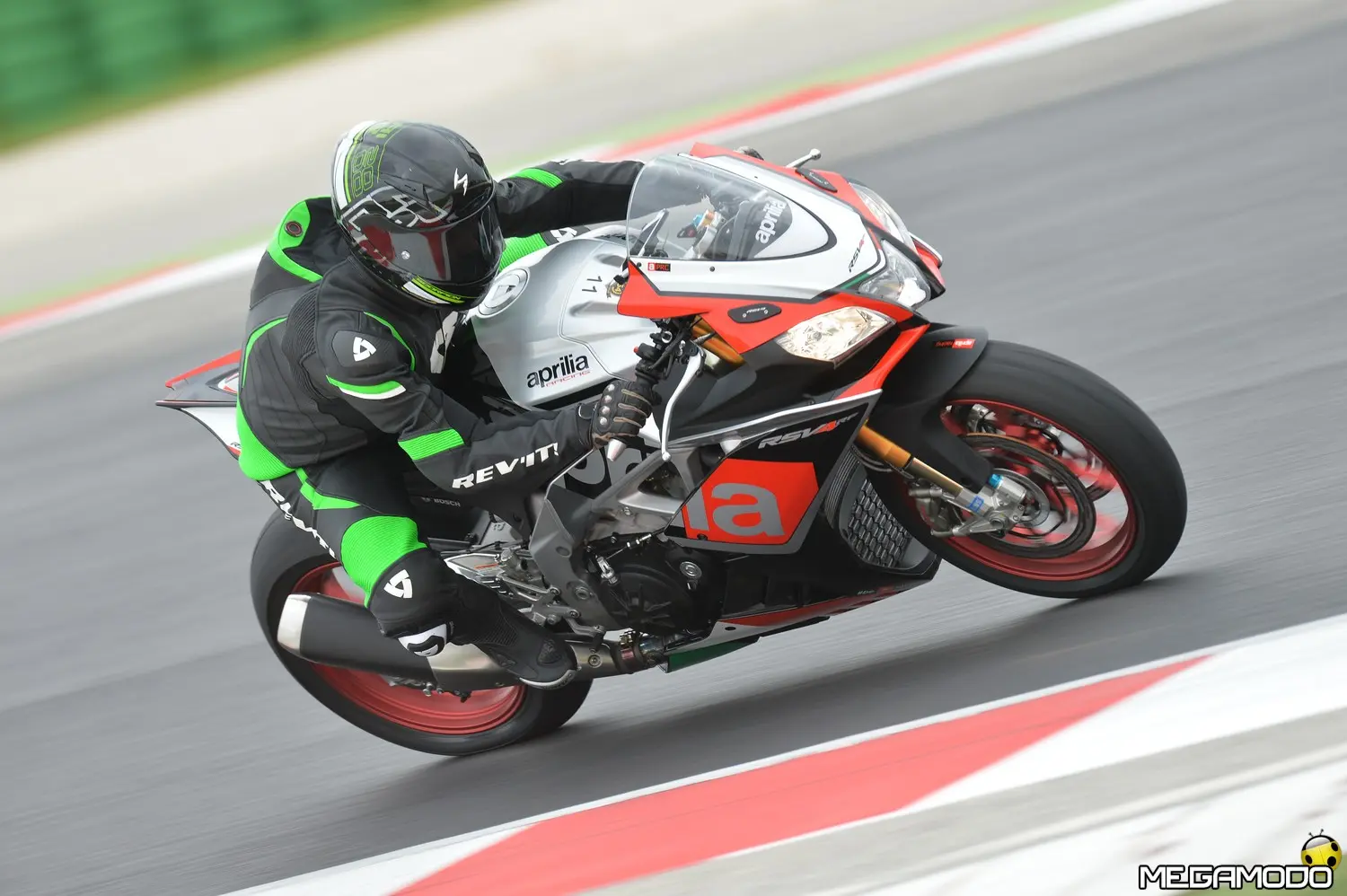 Aprilia RSV4 RF/RR 2015 e Tuono V4 1100 RR/Factory 2015