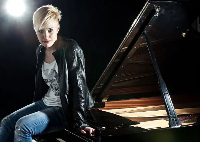 Giulia Mazzoni con Chiara Buratti nello spettacolo “L’Ultimo Giorno di Sole”, con le musiche inedite di Giorgio Faletti