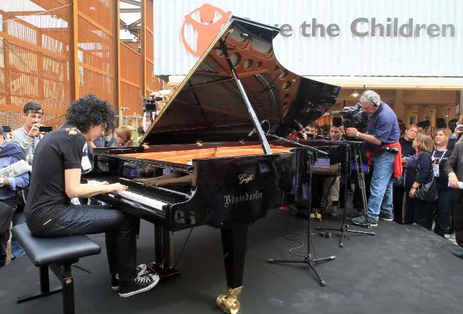 "Save the Children" a Expo Milano 2015: un braccialetto per dire stop alla malnutrizione infantile