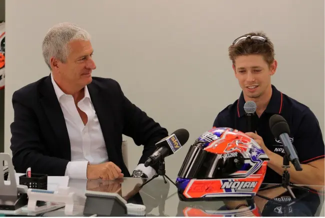 Casey Stoner con il nuovo casco Nolan X-802RR Carbon Fitting 
