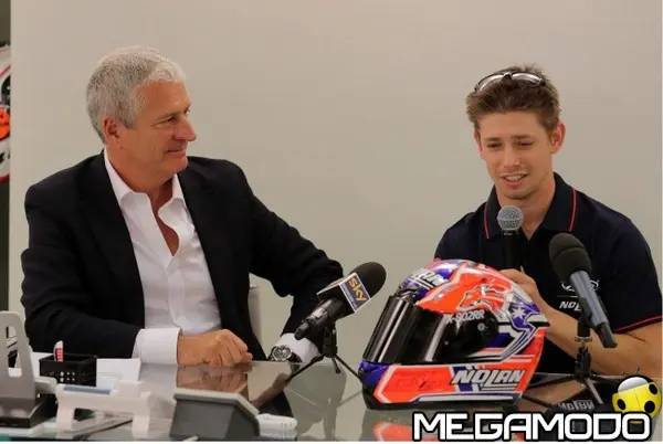 Casey Stoner con il nuovo casco Nolan X-802RR Carbon Fitting 