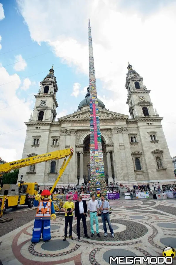 Migliaia di mattoncini Lego per costruire la torre più alta del mondo