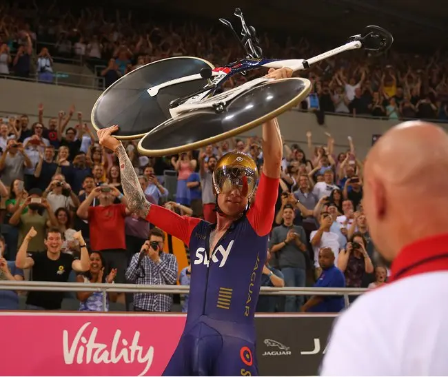 Sir Bradley Wiggins infrange l’UCI Hour Record con la bici Pinarello Bolide HR coprogettata da Jaguar