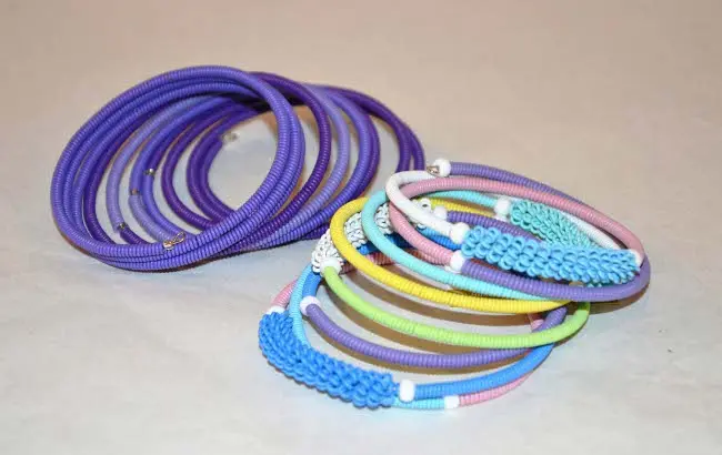 Gioielli sudafricani realizzati con i fili del telefono