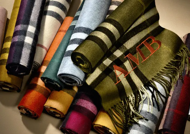 Burberry Scarf Bar: nuovi colori e stampe per le iconiche sciarpe in cashmere