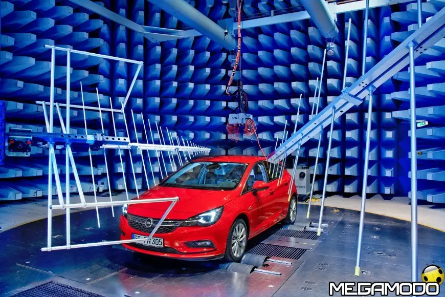 Opel Astra supera il test di compatibilità elettromagnetica