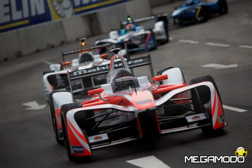 mod_heidfeld-mahindra-racing-01