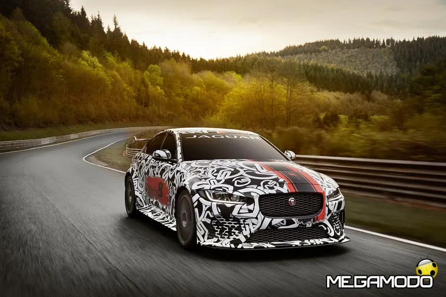La SVO di Jaguar svela la XE SV Project 8