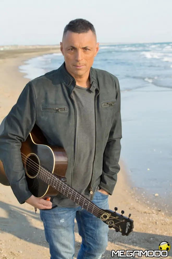 Alex Britti, da domani in radio il nuovo singolo "Stringimi forte amore"