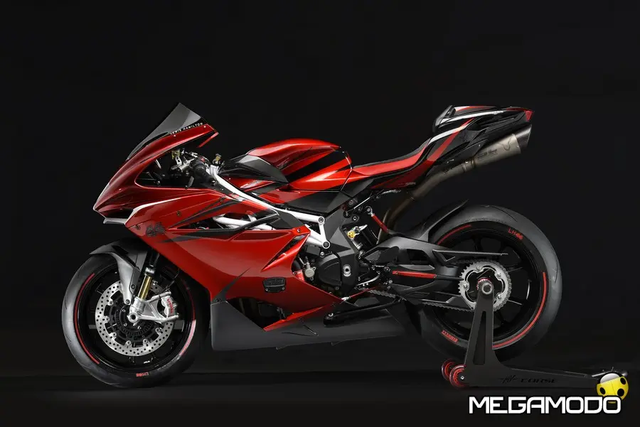 Lewis Hamilton sulla nuova MV Agusta F4 LH44